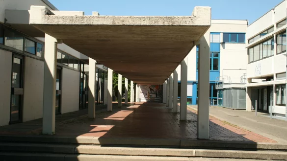 Renovierungsbed&uuml;rftig: der Laubengang der Sekundarschule Nordlippe. Foto: Sylvia Frevert - &copy; Sylvia Frevert