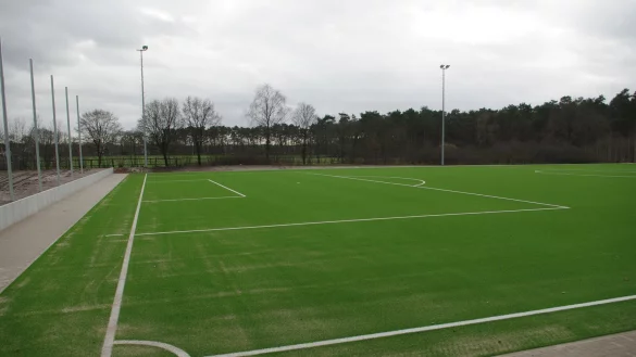 Der Kunstrasenplatz ist samt Markierungen fertiggestellt. Wenn Sand und Korkgranulat eingearbeitet sind, kann er zum Bespielen freigegeben werden. - &copy; Dieter Asbrock