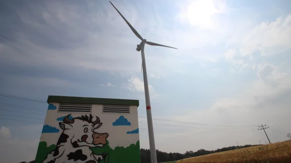 Das Trafo-H&auml;uschen an einem der Windr&auml;der zwischen Bavenhausen, Henstorf und Brosen. Archivfoto. - &copy; Jens Rademacher