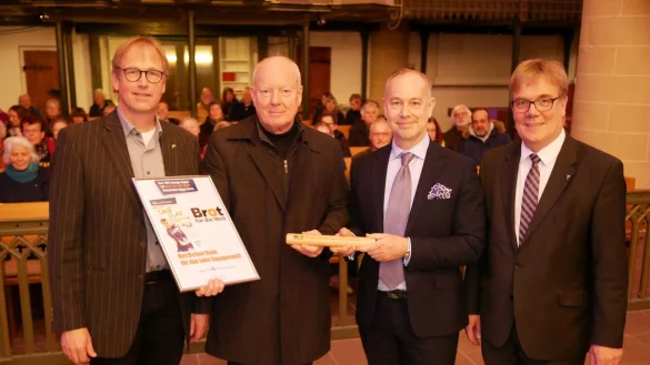 Der Staffelstab f&uuml;r &bdquo;Brot f&uuml;r die Welt" ist in der Horner Kirche von Ulrich Kaltenborn (TBV, Zweiter von links) an Stefan D&ouml;rr (Landestheater) &uuml;berreicht worden. Dieter B&ouml;kemeier (links) und Dietmar Arends (rechts) hoffen, dass viele Lipper die kirchliche Spendenaktion unterst&uuml;tzen. - &copy; Thomas Kr&uuml;gler