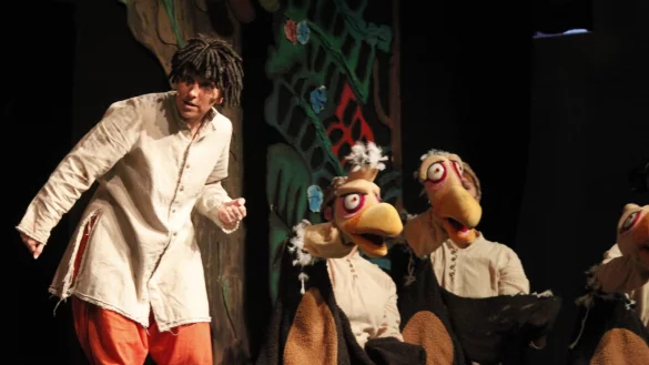 Auf seiner Reise durch den Dschungel trifft der Menschenjunge Mogli (Susanne Bei&szlig;) auf allerlei skurrile Gestalten. - &copy; Juliana Szabo