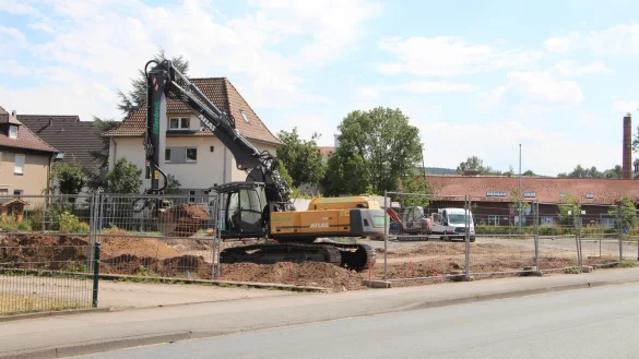 Baggern f&uuml;r Sandwiches: Am Kreisel in der Grevenmarsch haben die Arbeiten f&uuml;r den Subway begonnen. - &copy; Marlen Grote