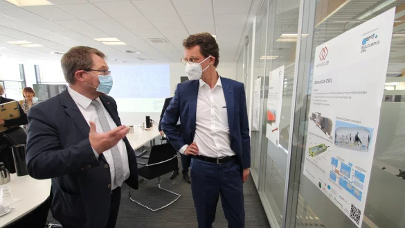 NRW-Verkehrsminister Hendrik W&uuml;st (rechts) unterh&auml;lt sich in der SmartFactory OWL mit Professor Stefan Witte, Vizepr&auml;sident der Technischen Hochschule OWL, &uuml;ber das Projekt RailCampus. - &copy; Jens Rademacher