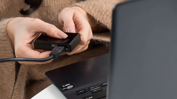 Eine Frau sichert Fotos auf ihrem Computer - &copy; Foto: Christin Klose/dpa-tmn