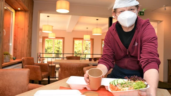 Diesmal ist auch der Berggasthof auf dem T&ouml;nsberg beim Au&szlig;er-Haus-Verkauf dabei. Thorsten Pabst hat daf&uuml;r extra umweltfreundliche Men&uuml;boxen angeschafft. - &copy; Karin Prignitz