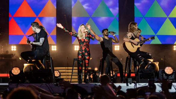 Auf dem Nobilia-Gel&auml;nde in G&uuml;tersloh ist eine gro&szlig;e Festmeile errichtet worden - unter anderem mit Riesenrad und gro&szlig;er B&uuml;hne. Schlagers&auml;ngerin Anna-Maria Zimmermann hat das Fest am Samstagmittag ge&ouml;ffnet, den Abschluss machte niemand geringeres als Mega-Star Helene Fischer. Die Liveacts waren im Vorfeld geheim.&nbsp; - &copy; Oliver Schumacher/ImageKollekt