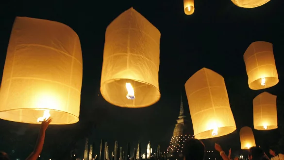 Sogenannte &laquo;Himmelslaternen&raquo; werden bei einem Fest angez&uuml;ndet, bevor sie in die Luft aufsteigen. Nach Kontrollen bei Anbietern von Himmelslaternen ist der Online-Verkauf der Lampions in Nordrhein-Westfalen vorerst gestoppt worden. - &copy; Barbara Walton/epa/dpa