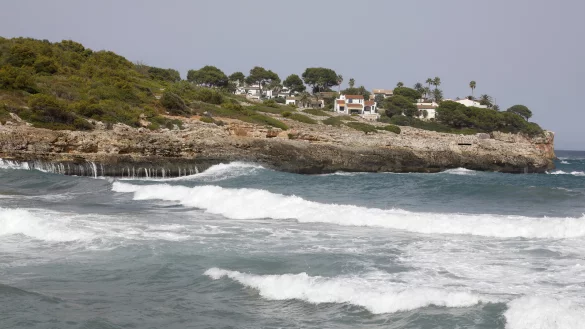 Wellen laufen an der Cala Mendia in Manacor auf Mallorca auf das Ufer. Zwei junge Urlauberinnen aus Lippe sind hier im Meer vor Mallorca ertrunken.&nbsp; - &copy; Clara Margais/dpa