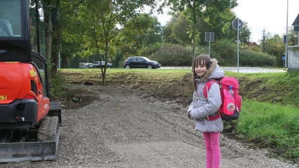 Vom Parkplatz des Freibades k&ouml;nnen die Grundsch&uuml;ler nach den Ferien auf einem neu befestigten Weg zum Kreisverkehr und von dort zur Grundschule laufen. Sophie geht schon mal zur Probe. - &copy; Meike Groppe