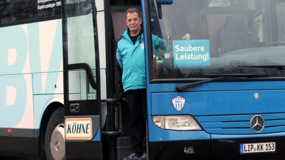 Seine Premierenfahrt mit dem K&ouml;hne-Express f&uuml;hrte Bernd Frevert im Februar 2012 nach L&uuml;bbecke. Nach dem Lemgoer Ausw&auml;rtssieg empfing er die Spieler mit einem Motivationsspruch hinter der Fensterscheibe. - &copy; J&ouml;rg Hagemann