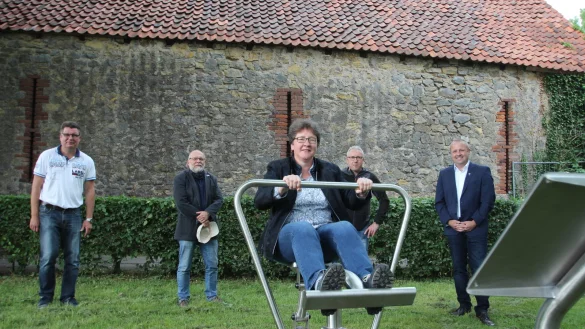 Dr. A. Heinrike Heil von der Finke-Stiftung rudert schon einmal drauf los, im Hintergrund (von links) Olaf Copony (CDU), SPD-Fraktionschef Manfred Rehse, Jens Unshelm (Freie Mandate Kalletal) und B&uuml;rgermeister Mario Hecker. - &copy; Niklas B&ouml;hmer