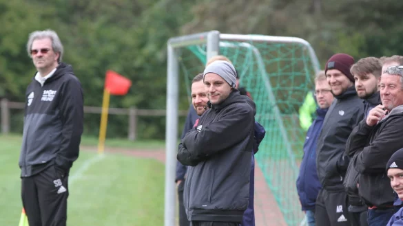 Jan Trockel (mit Mütze) ist Trainer und Spieler beim Post-TSV Detmold gewesen, nun zeichnet er bei den SF Berlebeck-Heiligenkirchen als Coach verantwortlich. - © Sebastian Lucas