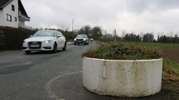 Diese K&uuml;bel an der Waldemeine sind Stein des Ansto&szlig;es. Sie tragen lediglich kleine reflektierende Katzenaugen. - &copy; Alexandra Schaller