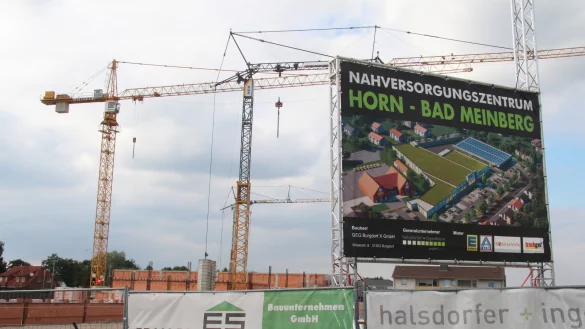 Derzeit ruhen die Arbeiten auf der Baustelle Fachmarktzentrum Kampstra&szlig;e aufgrund eines Gerichtsbeschlusses. Mit einem nachgebesserten Bebauungsplan will die Stadt Fehler abstellen. - &copy; Dieter Asbrock