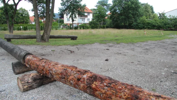Der unbefestigte Parkplatz zwischen Freibad und Realschule ist provisorisch mit Baumst&auml;mmen und Pollern gegen Benutzung gesichert. Bauz&auml;une versperren den Zugang zum Realschulhof. Das soll ungebetene G&auml;ste fern halten und den Anwohnern mehr Ruhe verschaffen. - &copy; Dieter Asbrock