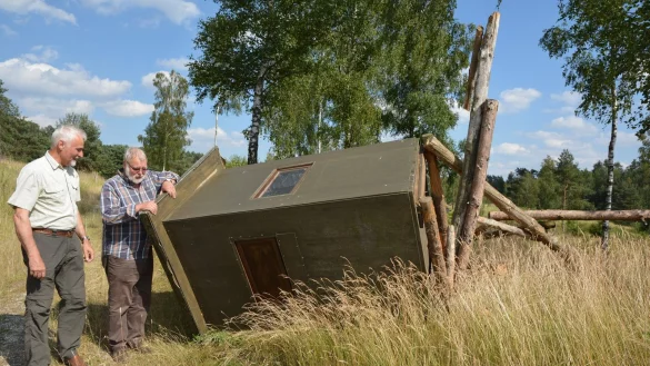 René Köster (links) und Friedhelm Möller stehen vor dem zerstörten Hochsitz in der Haßler Sandgrube. - © Karin Prignitz