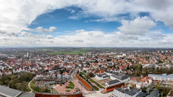 Der &bdquo;Rote Platz" vor dem Kurgastzentrum macht seinem Namen farblich alle Ehre. Das soll auch nach den Sanierungsarbeiten so bleiben, daher werden die bisher verlegten Klinkersteine gereinigt und wiederverwendet.&nbsp; - &copy; Archivfoto: Torben Gocke