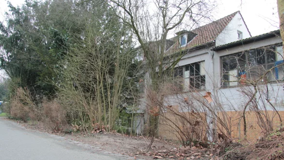 Die ehemalige chemische Reinigung am Slavertorwall soll ab Ende Mai abgerissen werden. Danach wird der kontaminierte Boden entsorgt. Der Wall wird w&auml;hrenddessen gro&szlig;r&auml;umig gesperrt. - &copy; Carolin Brokmann-F&ouml;rster