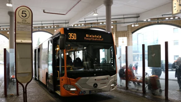 Ein Bus der Linie 350 steht im Busbahnhof am Ostertor, in knapp einer Stunde wird er in Bielefeld sein. Die Sozialdemokraten wollen, dass noch mehr Bad Salzufler Ortsteile &uuml;ber ein &Ouml;PNV-Angebot mit dem Bielefelder Zentrum verbunden werden. - &copy; Till Sadlowski