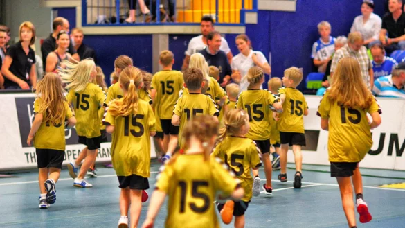 Wird 2015 ein goldenes Sportjahr? Die Einlaufkinder beim Abschiedsspiel von Florian Kehrmann scheinen es zu signalisieren. - &copy; J&ouml;rg Hagemann