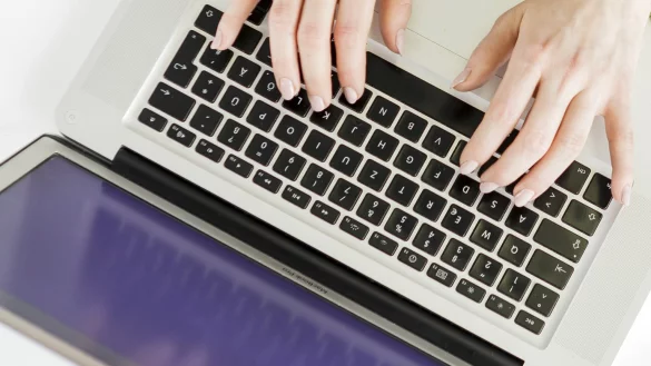 Aufr&auml;umen beim Notebook - &copy; Foto: Monique W&uuml;stenhagen