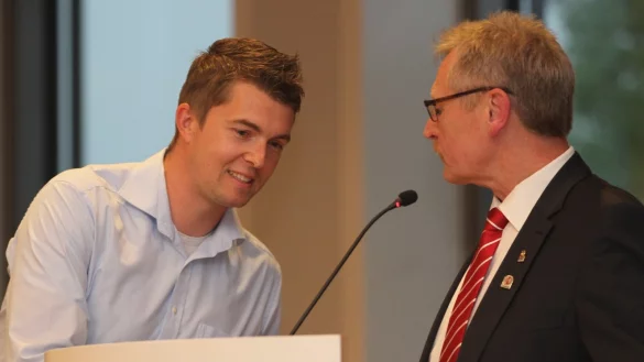 Bei seiner Wahl: Jan-Philipp Budde, Vorsitzender des Kreissportgerichts (links), mit FuL-Kreis-Chef Gottfried Dennebier. - &copy; Sebastian Lucas
