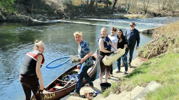 Auf Werre und Bega haben Mitglieder der Kanuabteilung der TG Sch&ouml;tmar (von links) Franziska Lucas, Daniel Wahren, Rebecca Lucas, Jonathan Beckmann, Ann-Kathrin Koslowski und Gerhard Br&uuml;ning klar Schiff gemacht und die beiden Fl&uuml;sse vom gr&ouml;&szlig;ten Unrat befreit. - &copy; Heidi Stork