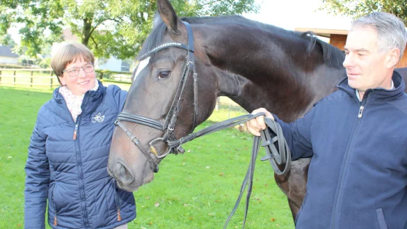 Erfolgreiche Züchter: Annette und Detlef Schelhas, hier mit dem Bruder des preisgekrönten „Gentleman". - © Sandra Castrup