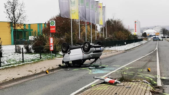 Der kleine Smart wurde durch den heftigen Aufprall umgeworfen. - &copy; Reinhard Bellach