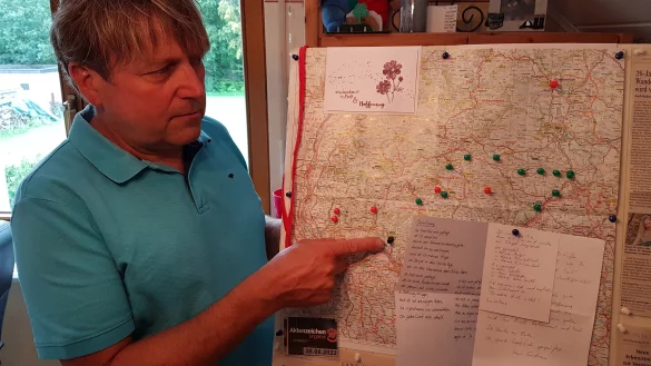 Ralf S. zeigt im Zimmer seiner Tochter Scarlett eine Karte, auf der er ihre Route und vermeintliche Sichtungen der Vermissten markiert hat. - &copy; Birger Berb&uuml;sse