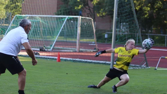 Torwarttrainer Markus Pilot lässt Linna Hermsmeier fliegen. - © Kai Hahn
