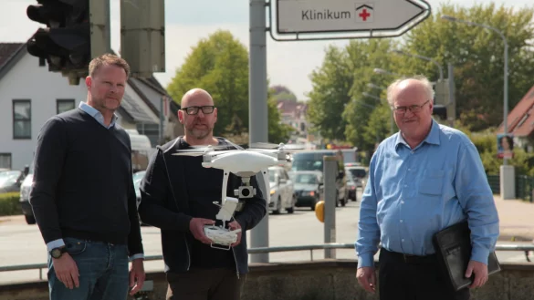Aufnahme aus der Luft: Fotograf Michael Mattern (Mitte) l&auml;sst die Drohne am AMM-Firmensitz steigen. Agenturchef Thorsten Meier (links) und CDU-Fraktionsgesch&auml;ftsf&uuml;hrer Friedrich Remmert begleiten die Dreharbeiten. - &copy; Till Brand