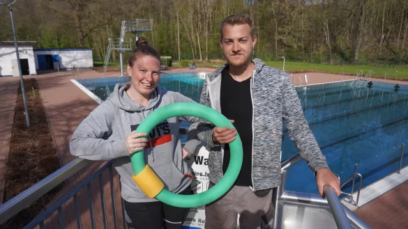 Die beiden Schwimmmeister Vanessa Hagelstein und Julius Pollmann freuen sich auf den Start der Freibad-Saison in Blomberg. Aktuell helfen sie flei&szlig;ig mit, das Gel&auml;nde auf Vordermann zu bringen. - &copy; Michaela Wei&szlig;e(LZ)