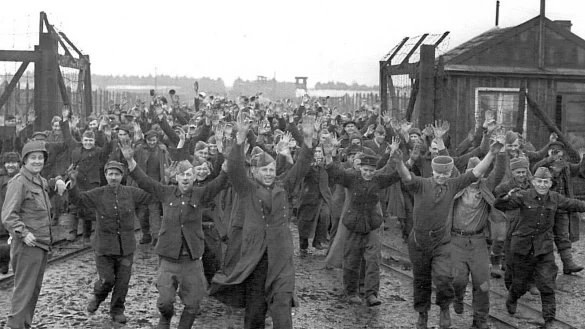 Am 2. April 1945 erreichen US-Truppen das Stalag 326 in Stukenbrock und befreien die rund 9.000 sowjetischen Gefangenen. - © Gedenkstätte Stalag 326