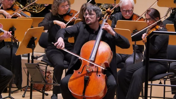 Solist André Gunko brilliert, begleitet von der Orchestergesellschaft Detmold, mit Schumanns Cellokonzert a-Moll op. 129 unter Leitung von Robert Lillinger. - © Thomas Krügler