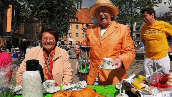 Finchen St&uuml;we (l.) hat sich von Uschi Krestan ein T&auml;sschen Kaffee einschenken lassen und freut sich nun auf ein z&uuml;nftiges Fr&uuml;hst&uuml;ck mit tausenden G&uuml;terslohern im Herzen der Stadt. - &copy; FOTOS: RAIMUND VORNB&Auml;UMEN