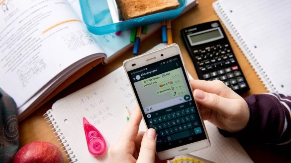 NRW gibt jetzt doch Empfehlungen für den Umgang der Schulen mit Smartphones ab. - © Sven Hoppe/dpa