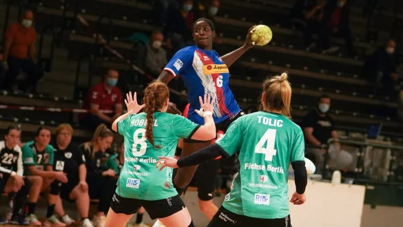 Laetitia Quist steigt hoch gegen die Berliner Deckung. - &copy; Kornej Weibert