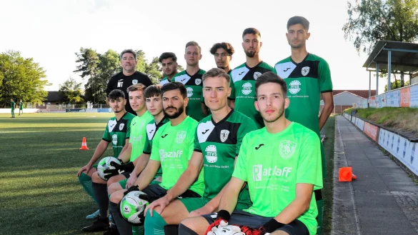 Oerlinghausens Trainer Miron Tadic (hinten, stehend) pr&auml;sentiert seine Neuzug&auml;nge (stehend von links) Berke Sirin, Louis Keeb, Enes Ceylan, Barbaros Ulas und Emre Aydas sowie (vorne von links) Eray Celebi, Basti Dingerdissen, Tim Belcovski, Besart Dervishi, Yannik Manteas und Phil Pannhorst. - &copy; Oliver K&ouml;nig