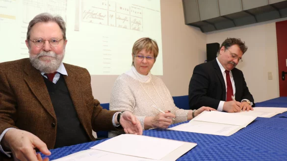 Dr. Wolfgang Bockhorst (Gesellschaft für Genealogie und Familienforschung), Marie-Luise Cahl (Gesellschaft für Computergenealogie) und Dr. Frank Bischoff (Landesarchiv) (von links) unterzeichnen den Kooperationsvertrag.  - © Guntmar Wolff