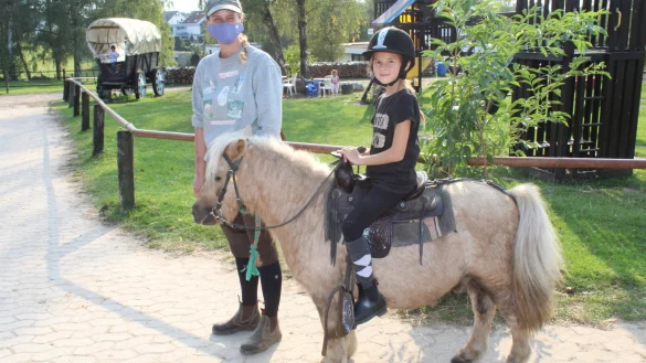 Kirstin Kahle k&uuml;mmert sich auf der Silber-Ranch mit um die Einhaltung der Corona-Vorschriften, damit bei Pferdefans wie der achtj&auml;hrige Lia dem Reitspa&szlig; nichts entgegen steht. - &copy; Sandra Castrup (LZ)