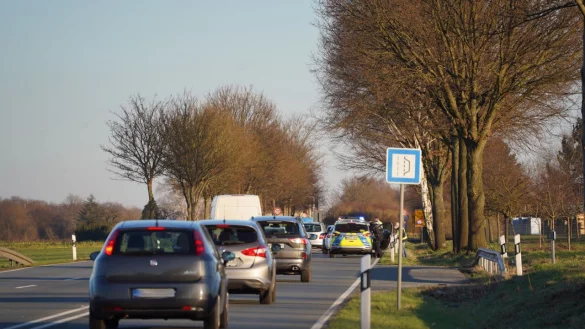 Langer Stau nach&nbsp; Auffahrunfall. - &copy; Freitag TV/Stock