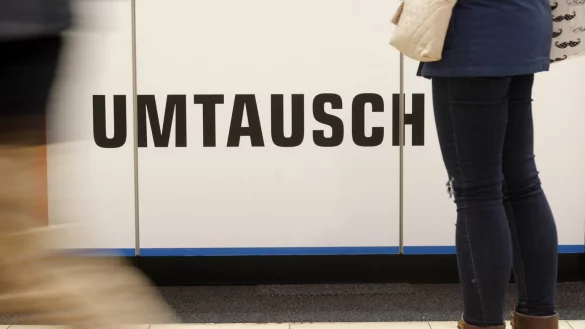 Umtausch beim H&auml;ndler - &copy; Foto: Roland Weihrauch