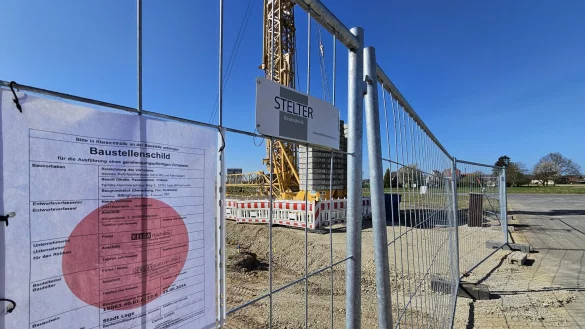 Im kleinen Baugebiet in Billinghausen wird fleißig gebaut. Wie man auf dem Schild sieht, ist die Adresse Familie-Hammerschlag-Weg. - © Astrid Sewing