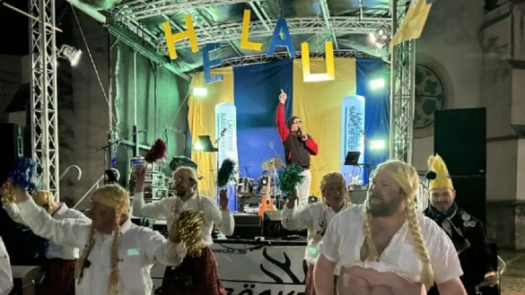 Die Stadtverwaltung schlägt der Politik vor, dass die Stadt nur noch eine mobile Bühne für Veranstaltungen bereit hält - wie zum Beispiel für den Karnevalsauftakt auf dem Marktplatz. - © Sandra Castrup