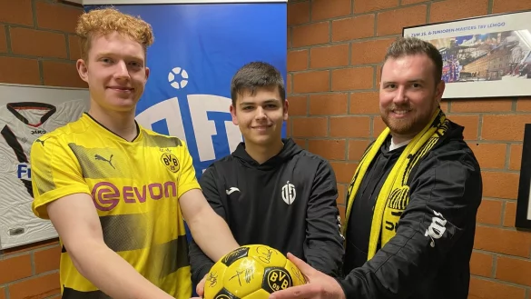 Elias Heger, Jasper S&uuml;llwold und Trainer Mathias Wellmann (von links) vom Jugendf&ouml;rderverein Lippe fiebern der Partie am Sonntag gegen den BVB entgegen. - &copy; Sebastian Lucas(LZ)