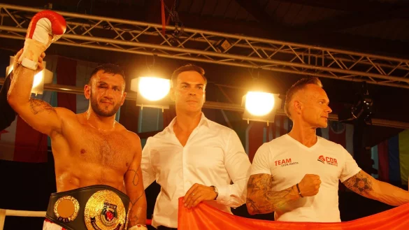 Leon Harth jubelt neben der Detmold-Fahne: Es freuen sich mit ihm
Manager Dzevad Corhamzic (Mitte) und der Fitnesstrainer Andreas M&uuml;ller. - &copy; Leif P. Hansmann