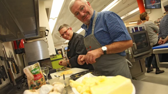Michaela Kampe und Claus-Dieter Meinert bei der Zubereitung der Schweinebäckchen - © Vera Gerstendorf-Welle