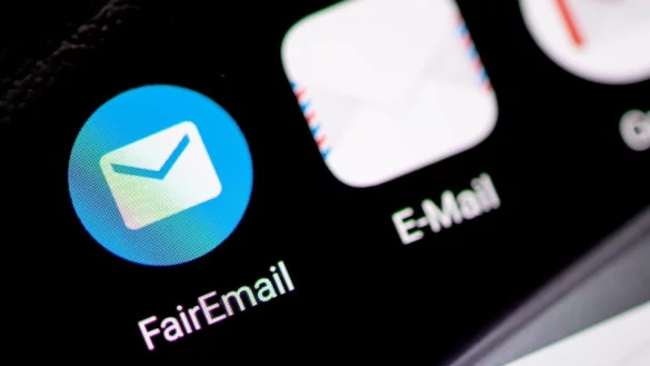 FairEmail-App auf einem Smartphone - &copy; Foto: Zacharie Scheurer/dpa-tmn
