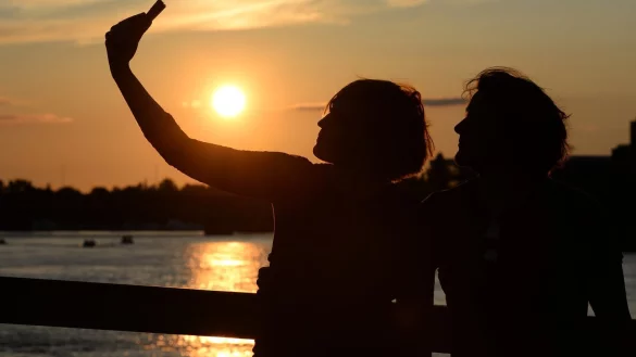 Selfie bei Sonnenuntergang - &copy; Foto: Felix K&auml;stle/dpa